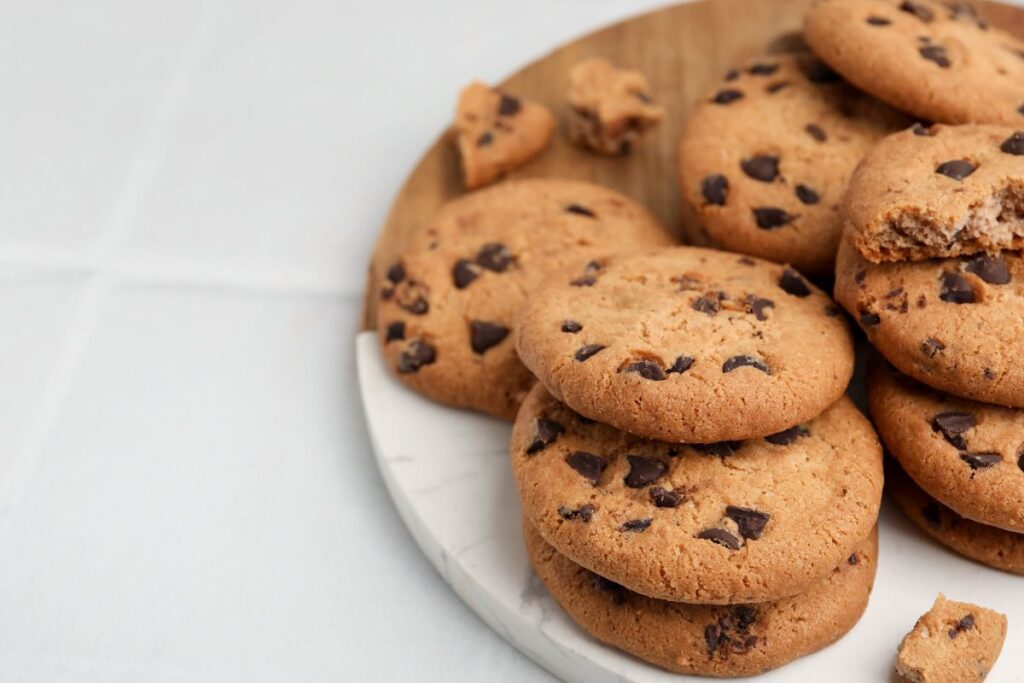 עוגיות שוקולד צ'יפ קטוגניות (קיטו) נימוחות ללא סוכר וללא גלוטן