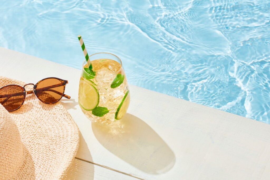 איך לשמור על תזונה קטוגנית בחופשה וליהנות ממשקאות מרעננים ללא סוכר