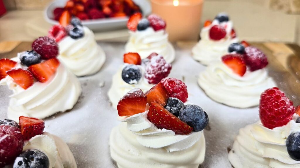 נשיקות קטוגניות שנאפו עם סוכר כהלי במקום סוכר לבן – קינוח מתאים לדיאטה קטוגנית ולסוכרתיים