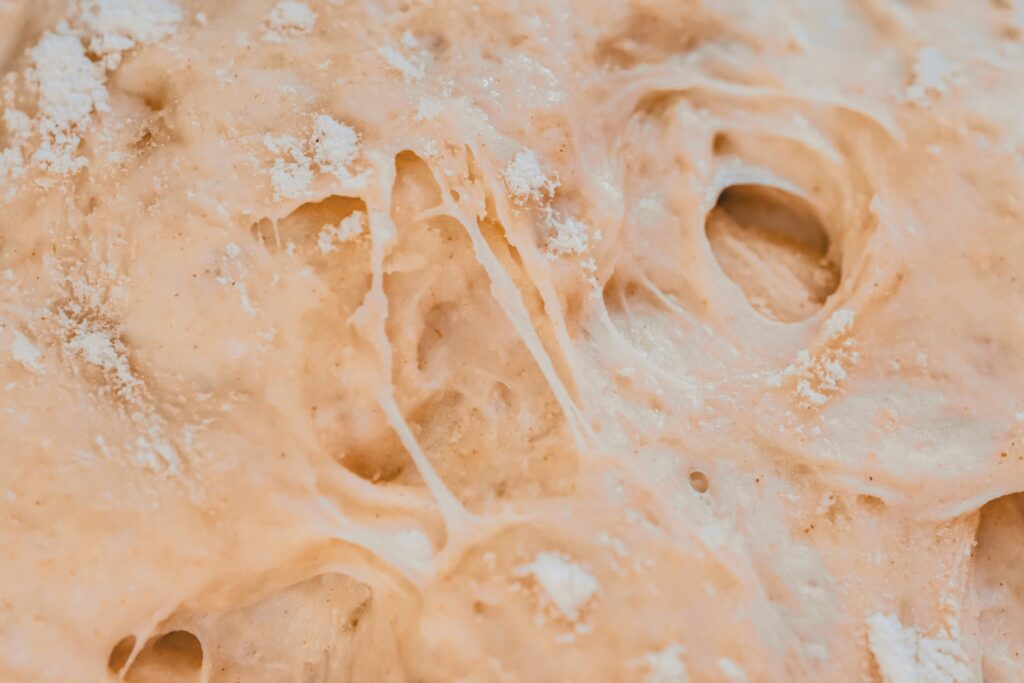 עבודה נכונה עם קמח שקדים לאפיית מאפינס קטוגניים זהובים מקמח שקדים, ללא גלוטן וללא סוכר