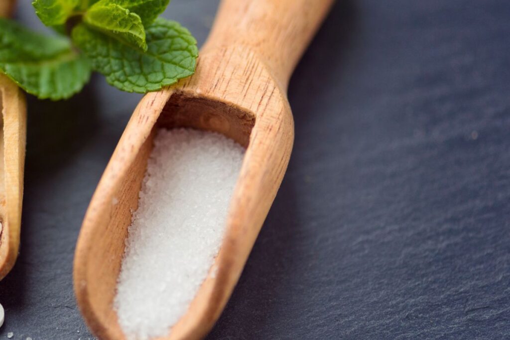 אריתריטול ממתיק טבעי ללא סוכר לאפייה בכף עץ עם עלי נענע