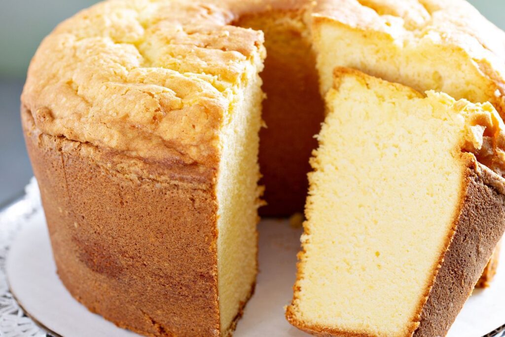 עוגת ספוג אוורירית וזהובה ללא סוכר וללא גלוטן במרקם קליל המדגימה אפייה בריאה נכונה