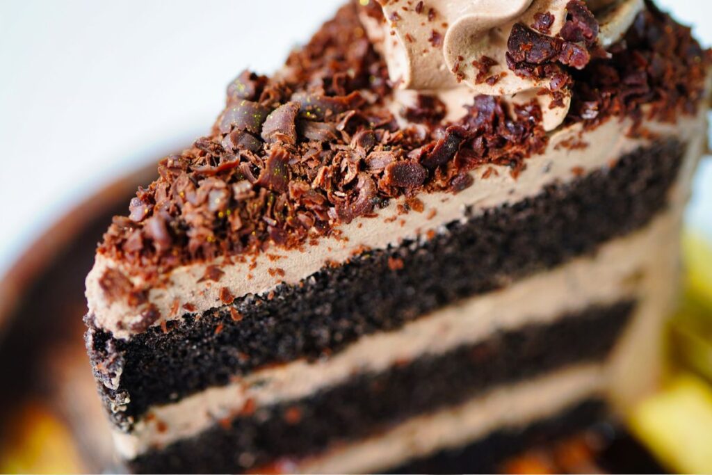 עוגת שוקולד ללא סוכר וללא גלוטן במרקם עסיסי וחלומי המדגימה אפייה בריאה נכונה