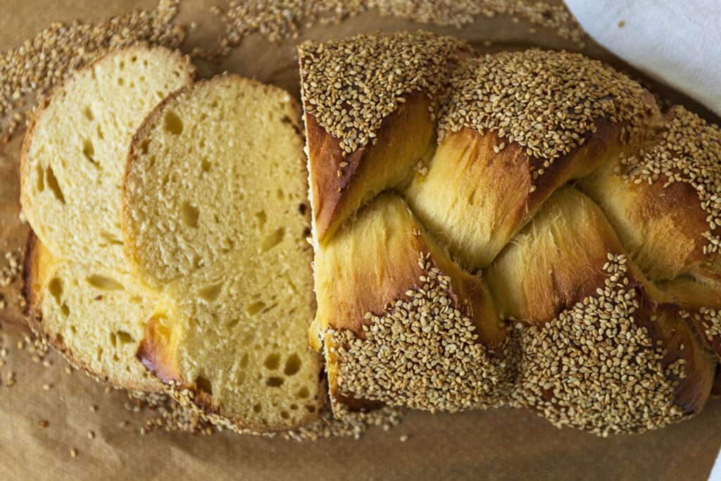 חלה קטוגנית קלועה מקמח שקדים ופסיליום בעלת מרקם אלסטי ואוורירי ללא שמרים