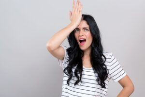 עוגה קטוגנית ללא סוכר וגלוטן על משטח אפייה