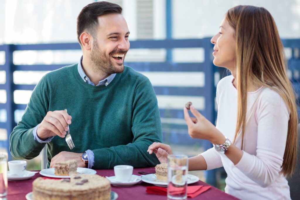זוג רענן לאחר לילה ללא סוכר ונהנה מקינוח בריא